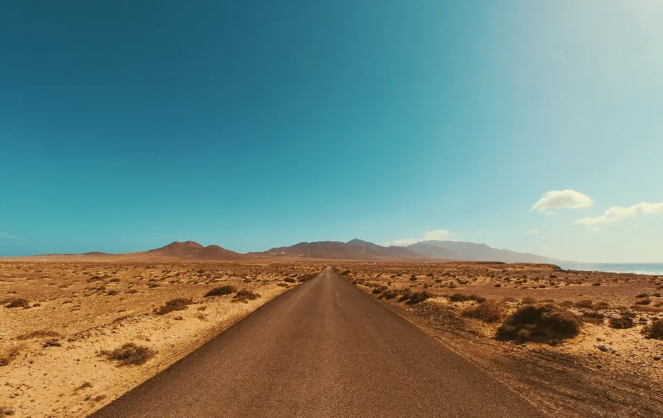 Route traversant un paysage désertique
